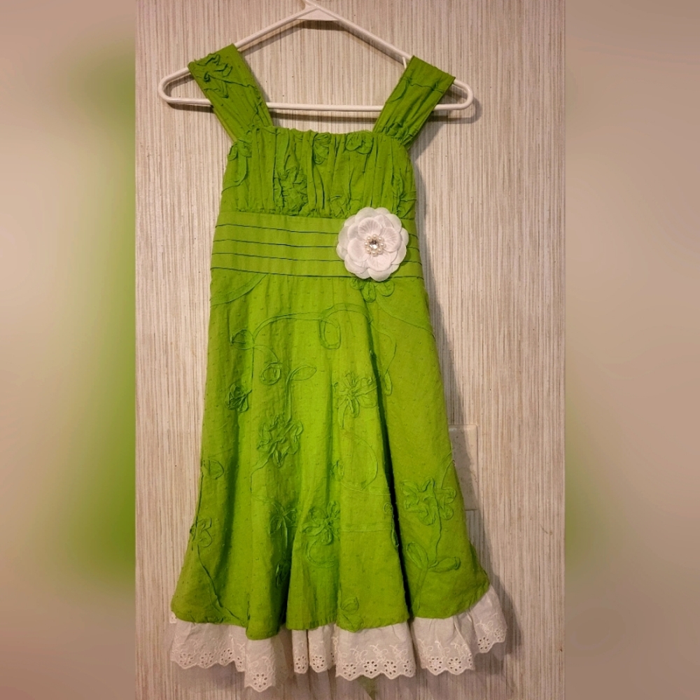 Beautiful girls sun dress. Size 10. Lime green with white flower accent.